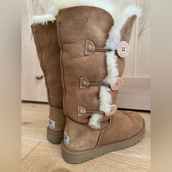 UGG Bailey Triplet Button (8) Chestnut-Good condition! - Picture 2 of 9